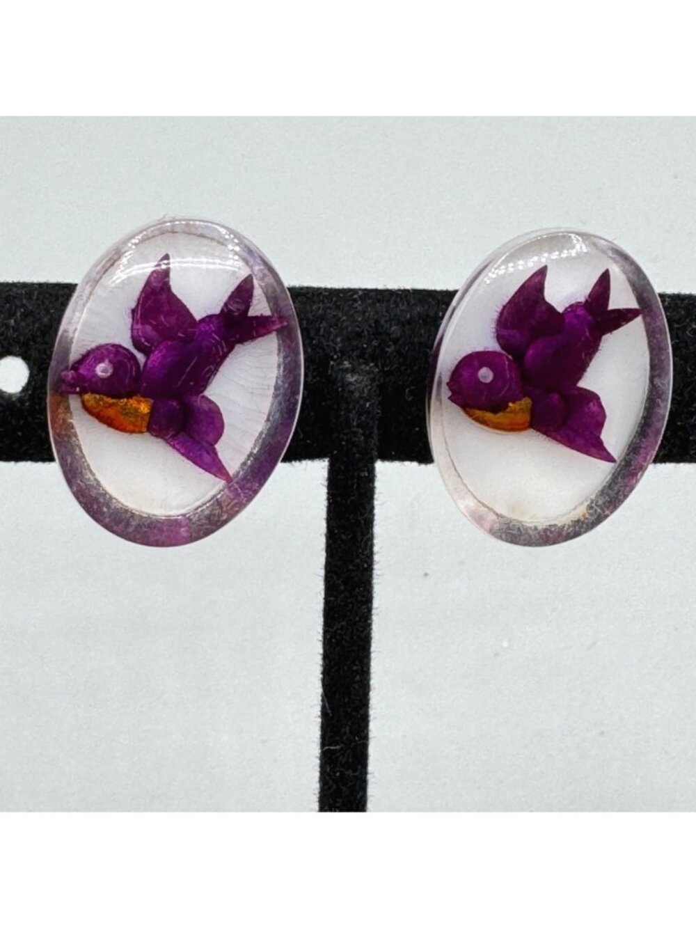 Vintage Lucite Intaglio Bird Earrings Screw Back 1940s Reverse Painted Purple - Picture 7 of 10